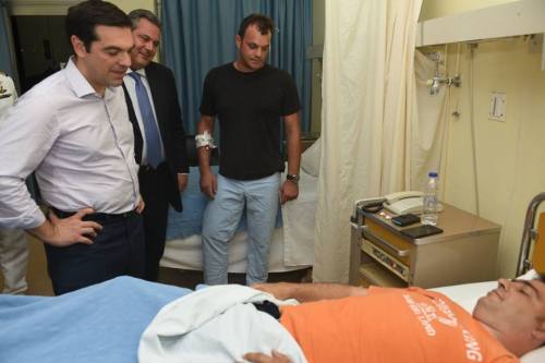 Ο πεωθυπουργός συνοδευόμενος από τον ΥΕΘΑ και τον Α/ΓΕΑ επισκέπτεται τους ηρωικούς σμηναγούς στο 251ΓΝΑ