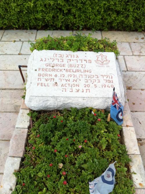 Πηγή: https://commons.wikimedia.org/wiki/File:Grave_of_George_Beurling_in_Haifa,_Israel.jpg